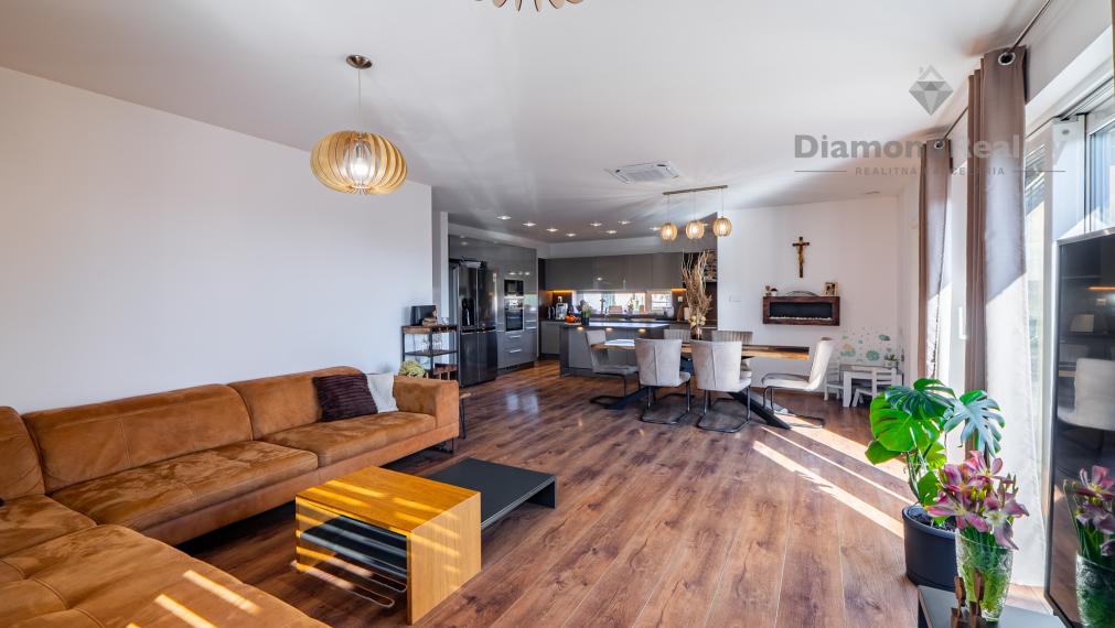 NÁDHERNÝ 4 IZBOVÝ BUNGALOV NABITÝ TECHNOLÓGIAMI | NOVÁ ŠTVRŤ OBCE GYŇOV | 742m2 POZEMOK