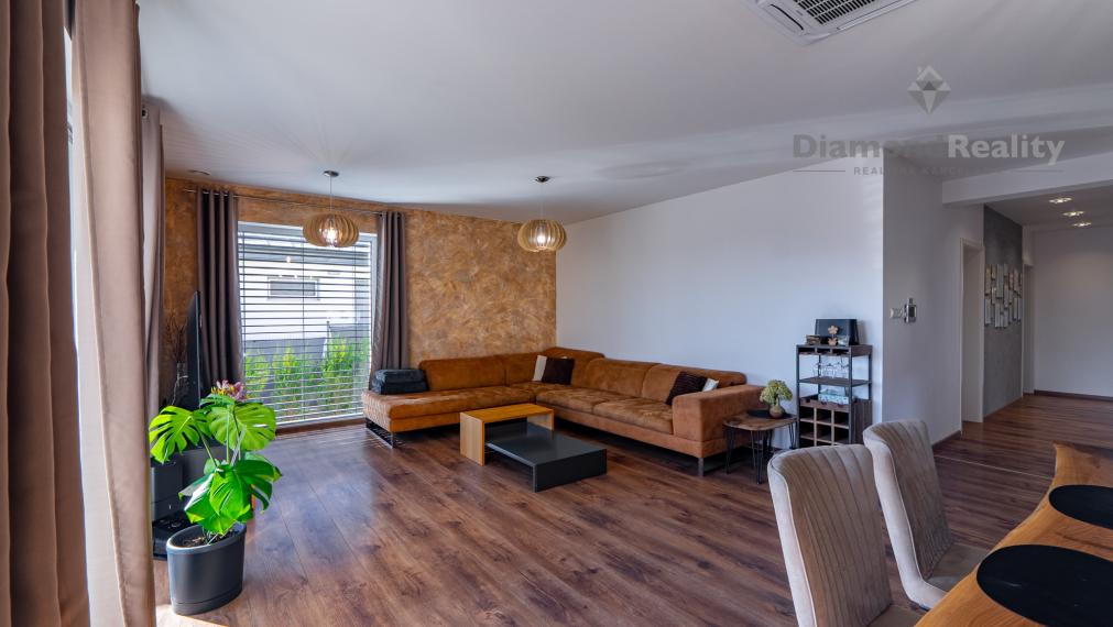 NÁDHERNÝ 4 IZBOVÝ BUNGALOV NABITÝ TECHNOLÓGIAMI | NOVÁ ŠTVRŤ OBCE GYŇOV | 742m2 POZEMOK