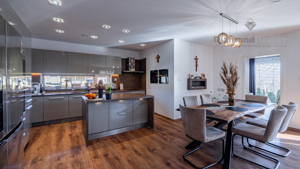 NÁDHERNÝ 4 IZBOVÝ BUNGALOV NABITÝ TECHNOLÓGIAMI | NOVÁ ŠTVRŤ OBCE GYŇOV | 742m2 POZEMOK