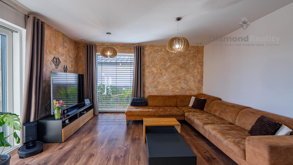 NÁDHERNÝ 4 IZBOVÝ BUNGALOV NABITÝ TECHNOLÓGIAMI | NOVÁ ŠTVRŤ OBCE GYŇOV | 742m2 POZEMOK