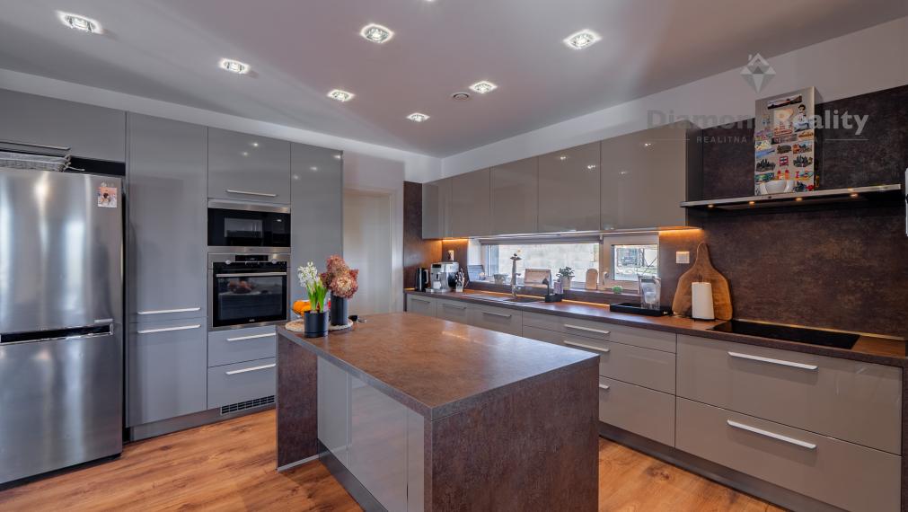 NÁDHERNÝ 4 IZBOVÝ BUNGALOV NABITÝ TECHNOLÓGIAMI | NOVÁ ŠTVRŤ OBCE GYŇOV | 742m2 POZEMOK