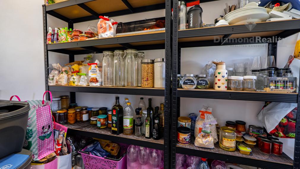 NÁDHERNÝ 4 IZBOVÝ BUNGALOV NABITÝ TECHNOLÓGIAMI | NOVÁ ŠTVRŤ OBCE GYŇOV | 742m2 POZEMOK