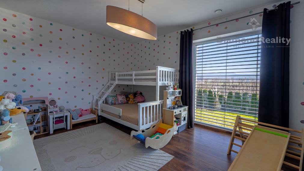 NÁDHERNÝ 4 IZBOVÝ BUNGALOV NABITÝ TECHNOLÓGIAMI | NOVÁ ŠTVRŤ OBCE GYŇOV | 742m2 POZEMOK