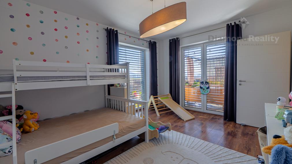 NÁDHERNÝ 4 IZBOVÝ BUNGALOV NABITÝ TECHNOLÓGIAMI | NOVÁ ŠTVRŤ OBCE GYŇOV | 742m2 POZEMOK