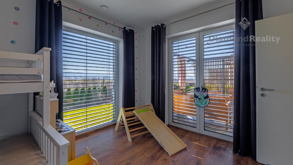 NÁDHERNÝ 4 IZBOVÝ BUNGALOV NABITÝ TECHNOLÓGIAMI | NOVÁ ŠTVRŤ OBCE GYŇOV | 742m2 POZEMOK