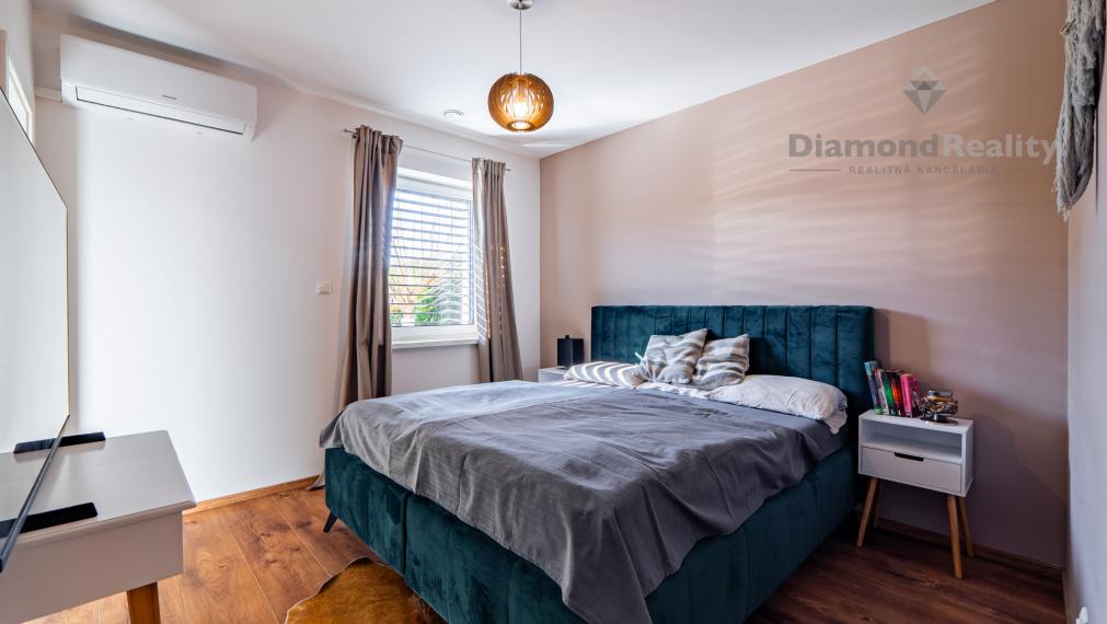 NÁDHERNÝ 4 IZBOVÝ BUNGALOV NABITÝ TECHNOLÓGIAMI | NOVÁ ŠTVRŤ OBCE GYŇOV | 742m2 POZEMOK