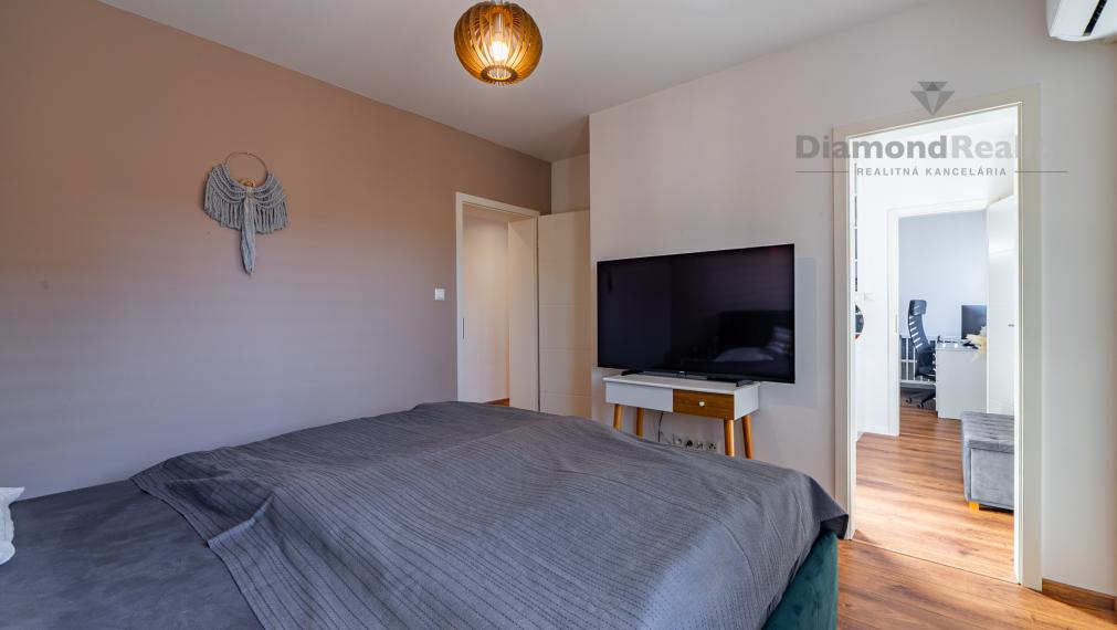 NÁDHERNÝ 4 IZBOVÝ BUNGALOV NABITÝ TECHNOLÓGIAMI | NOVÁ ŠTVRŤ OBCE GYŇOV | 742m2 POZEMOK