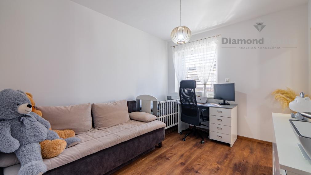 NÁDHERNÝ 4 IZBOVÝ BUNGALOV NABITÝ TECHNOLÓGIAMI | NOVÁ ŠTVRŤ OBCE GYŇOV | 742m2 POZEMOK