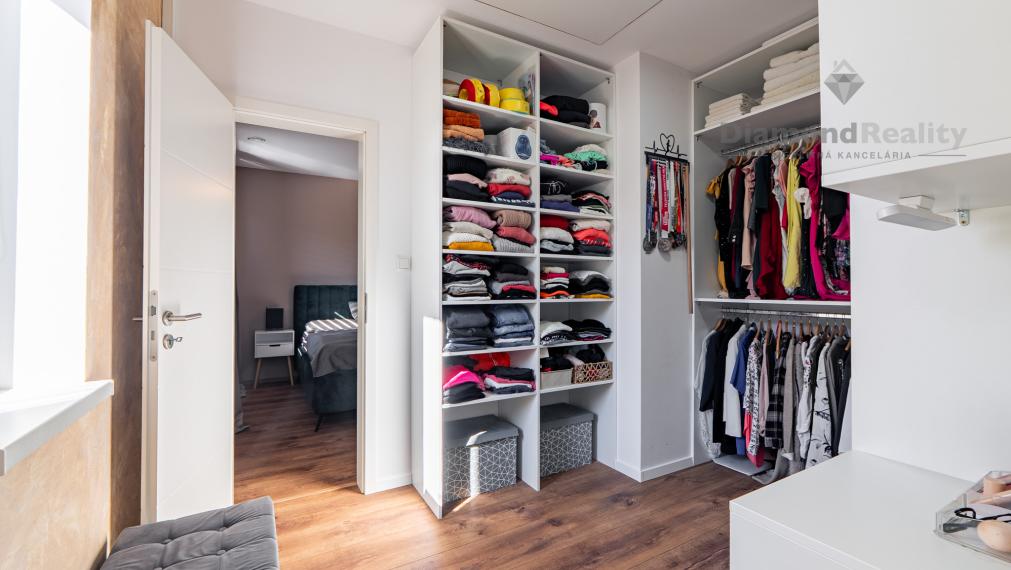 NÁDHERNÝ 4 IZBOVÝ BUNGALOV NABITÝ TECHNOLÓGIAMI | NOVÁ ŠTVRŤ OBCE GYŇOV | 742m2 POZEMOK