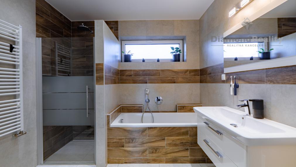 NÁDHERNÝ 4 IZBOVÝ BUNGALOV NABITÝ TECHNOLÓGIAMI | NOVÁ ŠTVRŤ OBCE GYŇOV | 742m2 POZEMOK