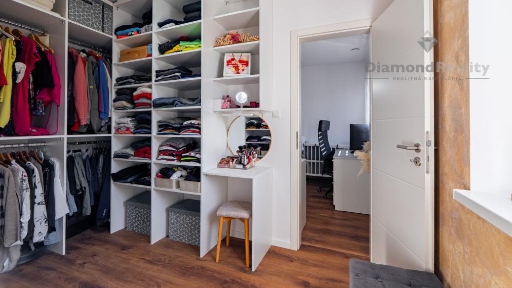 NÁDHERNÝ 4 IZBOVÝ BUNGALOV NABITÝ TECHNOLÓGIAMI | NOVÁ ŠTVRŤ OBCE GYŇOV | 742m2 POZEMOK