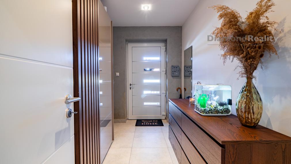 NÁDHERNÝ 4 IZBOVÝ BUNGALOV NABITÝ TECHNOLÓGIAMI | NOVÁ ŠTVRŤ OBCE GYŇOV | 742m2 POZEMOK