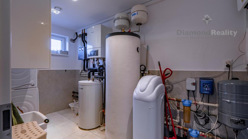 NÁDHERNÝ 4 IZBOVÝ BUNGALOV NABITÝ TECHNOLÓGIAMI | NOVÁ ŠTVRŤ OBCE GYŇOV | 742m2 POZEMOK