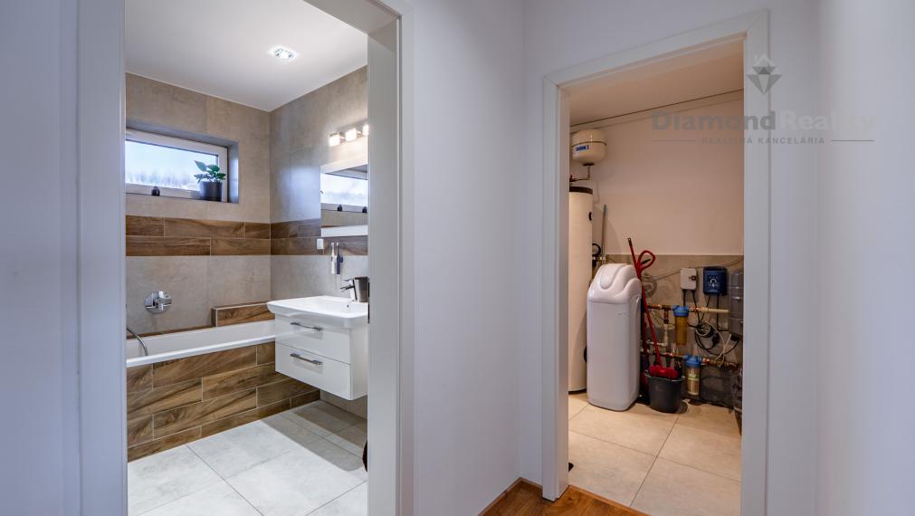 NÁDHERNÝ 4 IZBOVÝ BUNGALOV NABITÝ TECHNOLÓGIAMI | NOVÁ ŠTVRŤ OBCE GYŇOV | 742m2 POZEMOK