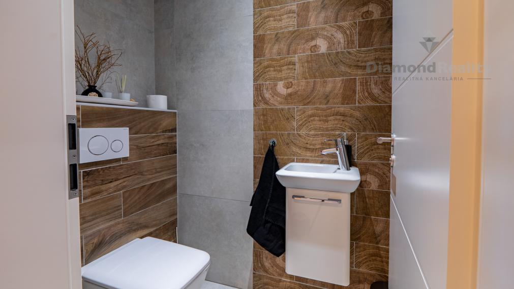 NÁDHERNÝ 4 IZBOVÝ BUNGALOV NABITÝ TECHNOLÓGIAMI | NOVÁ ŠTVRŤ OBCE GYŇOV | 742m2 POZEMOK