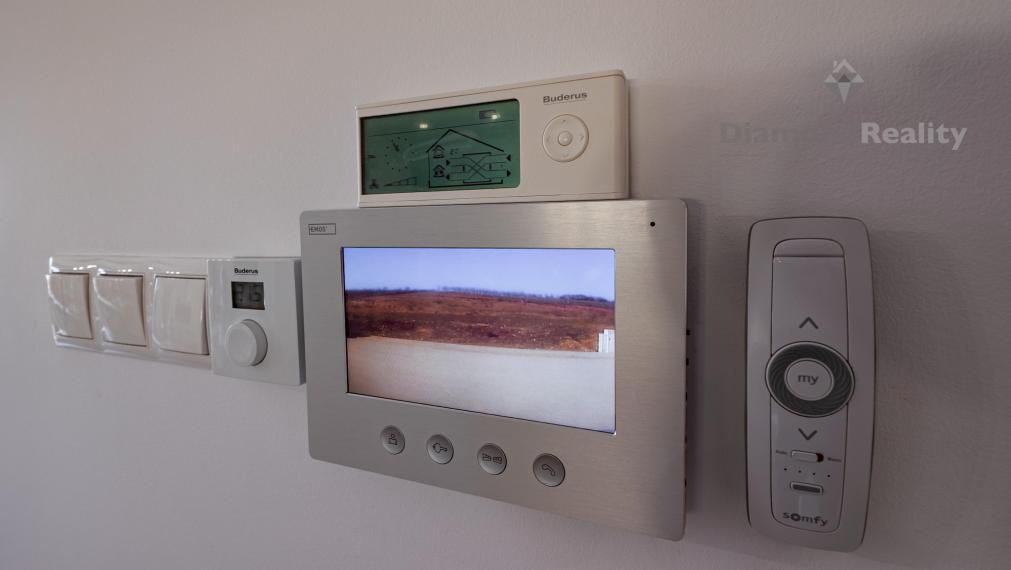 NÁDHERNÝ 4 IZBOVÝ BUNGALOV NABITÝ TECHNOLÓGIAMI | NOVÁ ŠTVRŤ OBCE GYŇOV | 742m2 POZEMOK