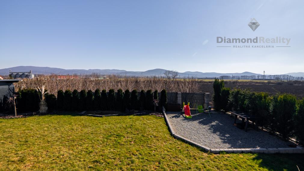 NÁDHERNÝ 4 IZBOVÝ BUNGALOV NABITÝ TECHNOLÓGIAMI | NOVÁ ŠTVRŤ OBCE GYŇOV | 742m2 POZEMOK