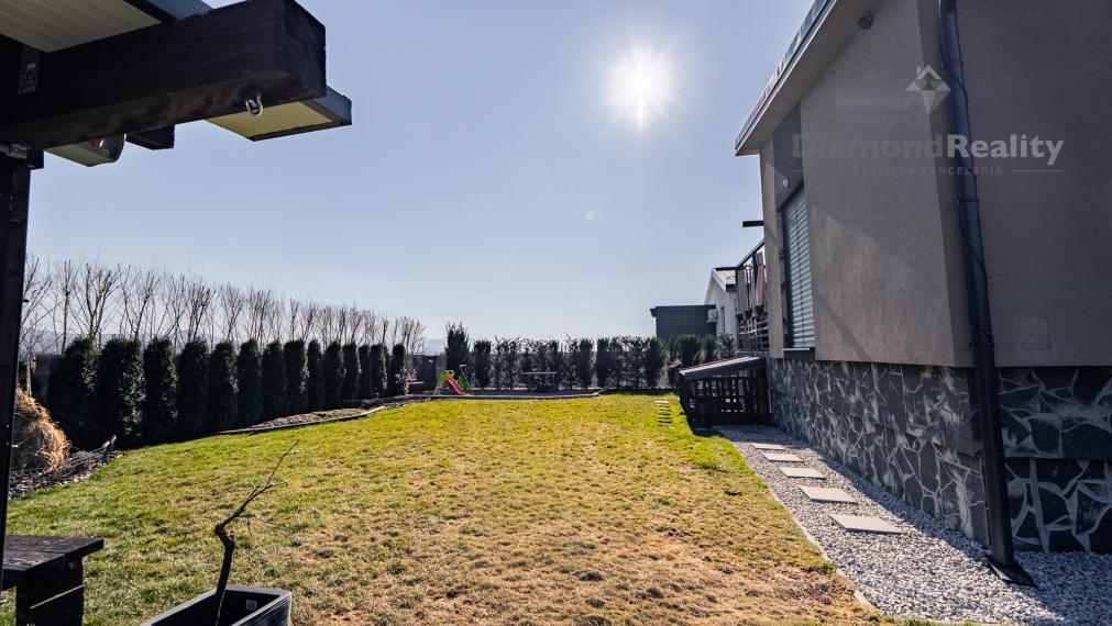 NÁDHERNÝ 4 IZBOVÝ BUNGALOV NABITÝ TECHNOLÓGIAMI | NOVÁ ŠTVRŤ OBCE GYŇOV | 742m2 POZEMOK