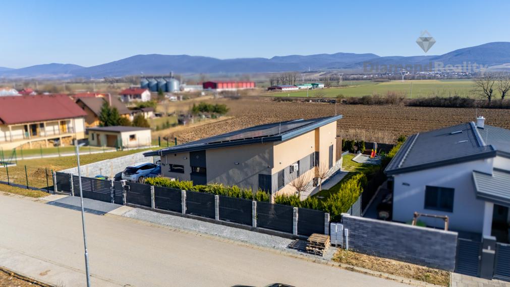 NÁDHERNÝ 4 IZBOVÝ BUNGALOV NABITÝ TECHNOLÓGIAMI | NOVÁ ŠTVRŤ OBCE GYŇOV | 742m2 POZEMOK