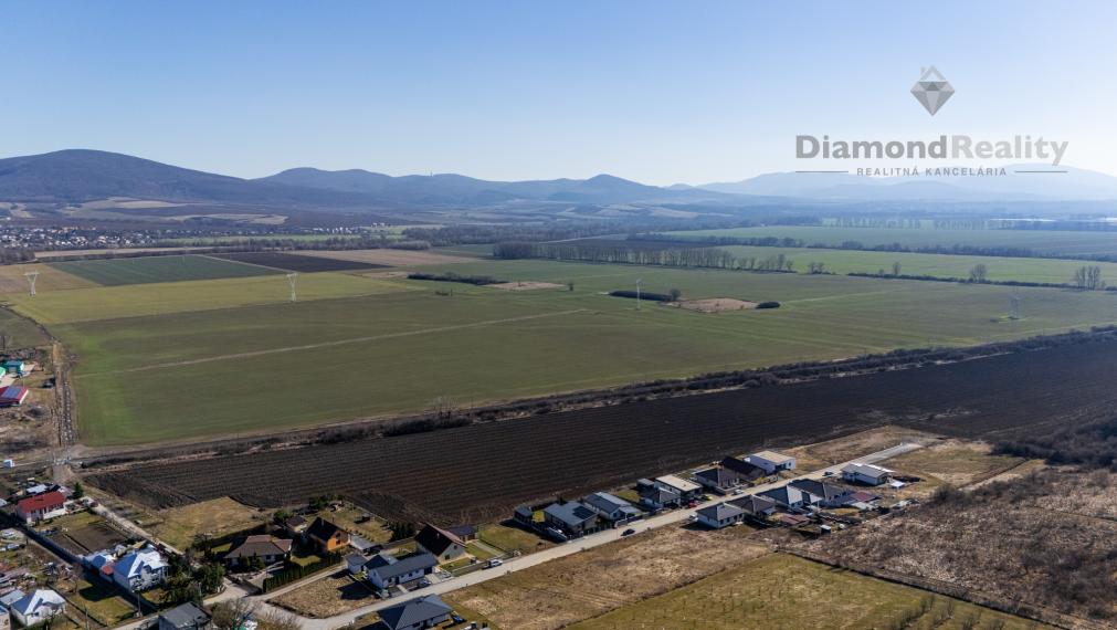 NÁDHERNÝ 4 IZBOVÝ BUNGALOV NABITÝ TECHNOLÓGIAMI | NOVÁ ŠTVRŤ OBCE GYŇOV | 742m2 POZEMOK