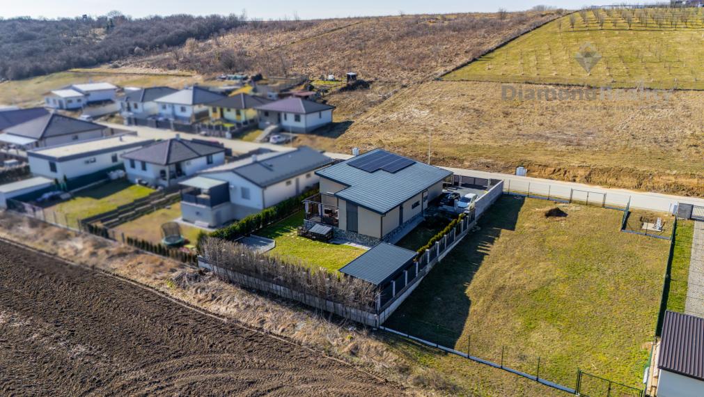 NÁDHERNÝ 4 IZBOVÝ BUNGALOV NABITÝ TECHNOLÓGIAMI | NOVÁ ŠTVRŤ OBCE GYŇOV | 742m2 POZEMOK