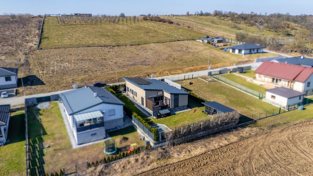 NÁDHERNÝ 4 IZBOVÝ BUNGALOV NABITÝ TECHNOLÓGIAMI | NOVÁ ŠTVRŤ OBCE GYŇOV | 742m2 POZEMOK