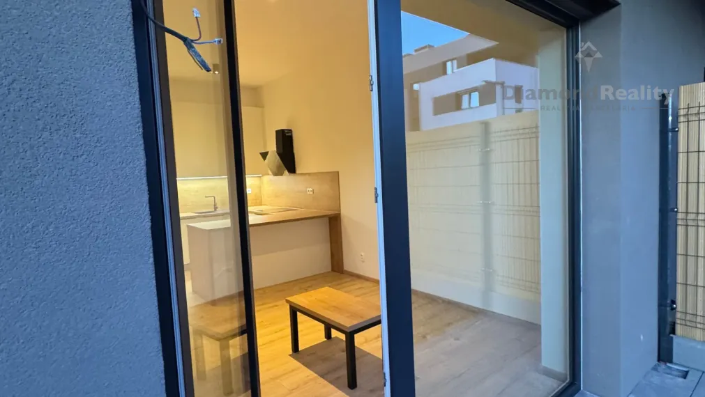 Na predaj 1 izbový byt s predzáhradkou, novostavba, Rovinka.