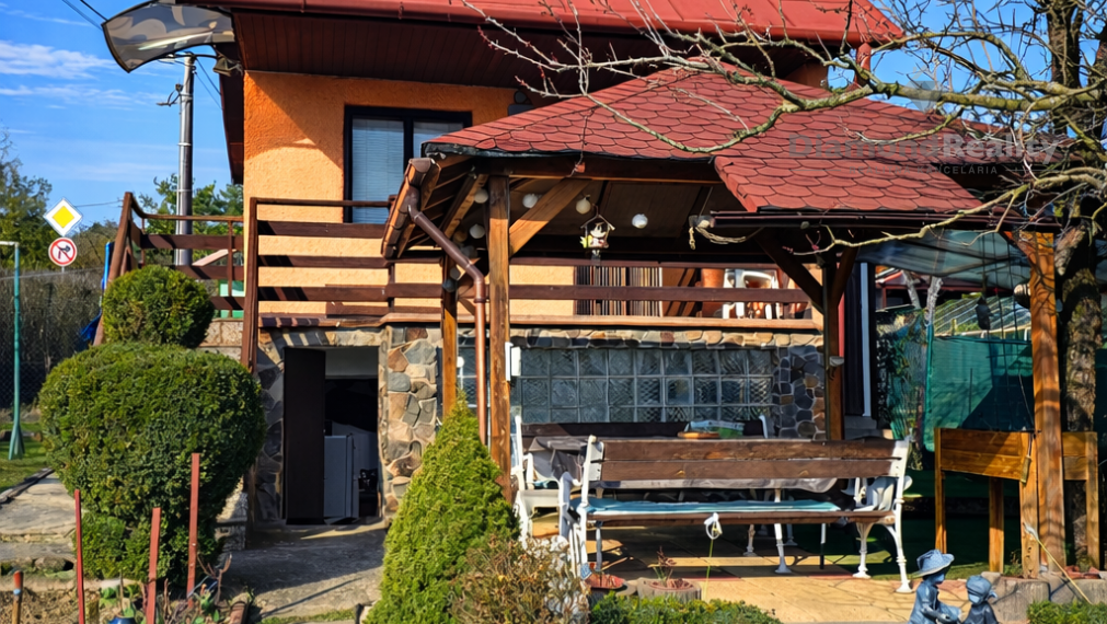 NA PREDAJ CELOROČNÁ 3-PODLAŽNÁ CHATA SO SAUNOU-ĽUDVÍKOV DVOR