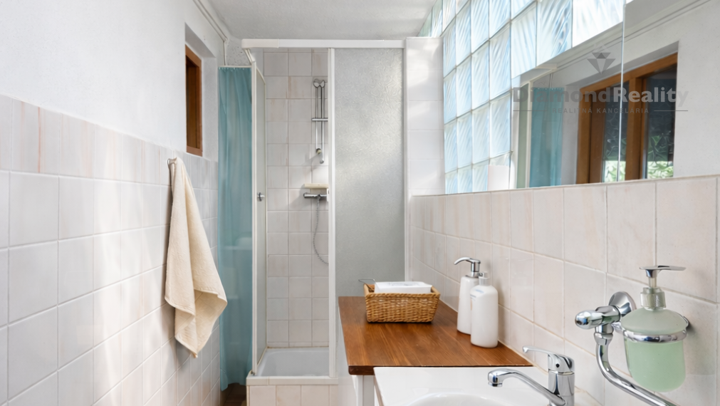 NA PREDAJ CELOROČNÁ 3-PODLAŽNÁ CHATA SO SAUNOU-ĽUDVÍKOV DVOR