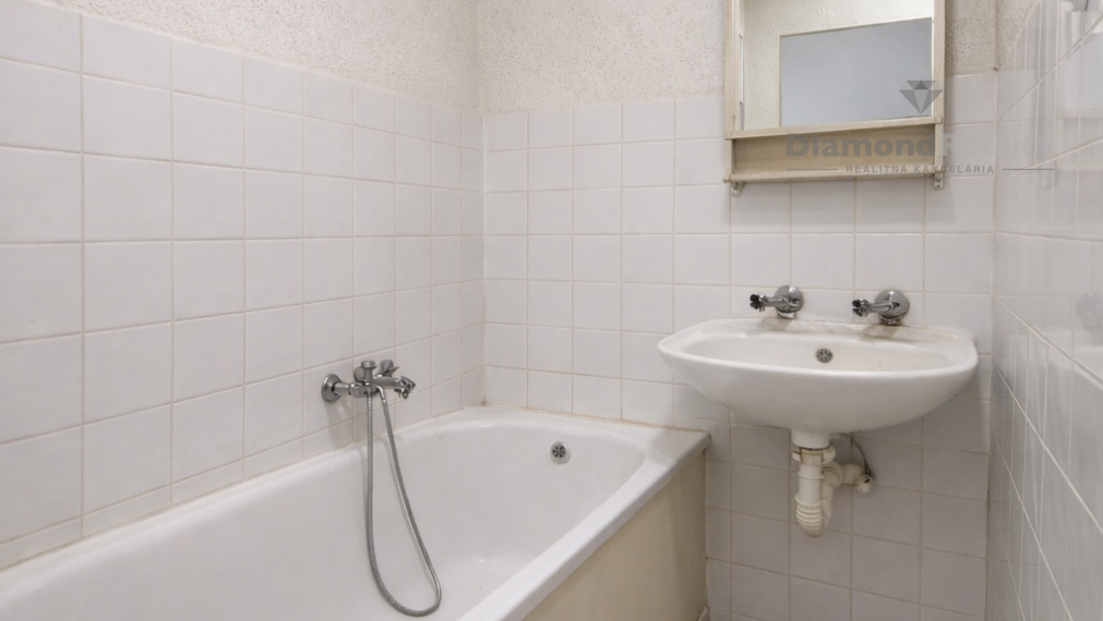 NA PREDAJ 2 IZBOVÝ BYT S KOMOROU NA ULICI KEŽMARSKÁ, KOŠICE - ZÁPAD