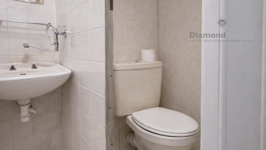 NA PREDAJ 2 IZBOVÝ BYT S KOMOROU NA ULICI KEŽMARSKÁ, KOŠICE - ZÁPAD