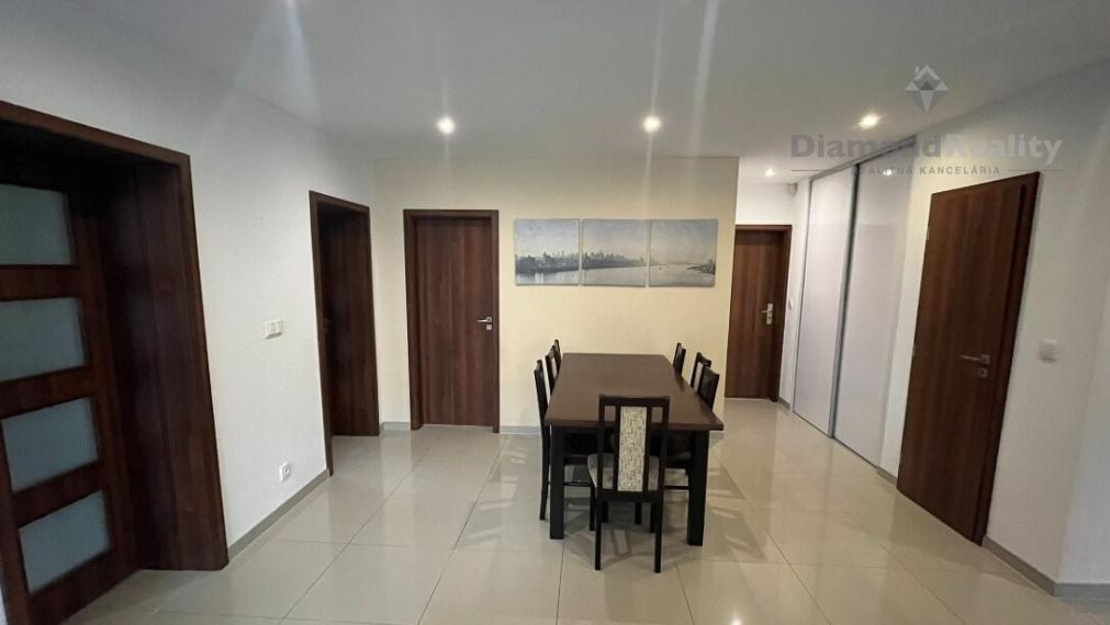 Na prenájom 3 izbový byt v rodinnom dome, Karpatská, Banka