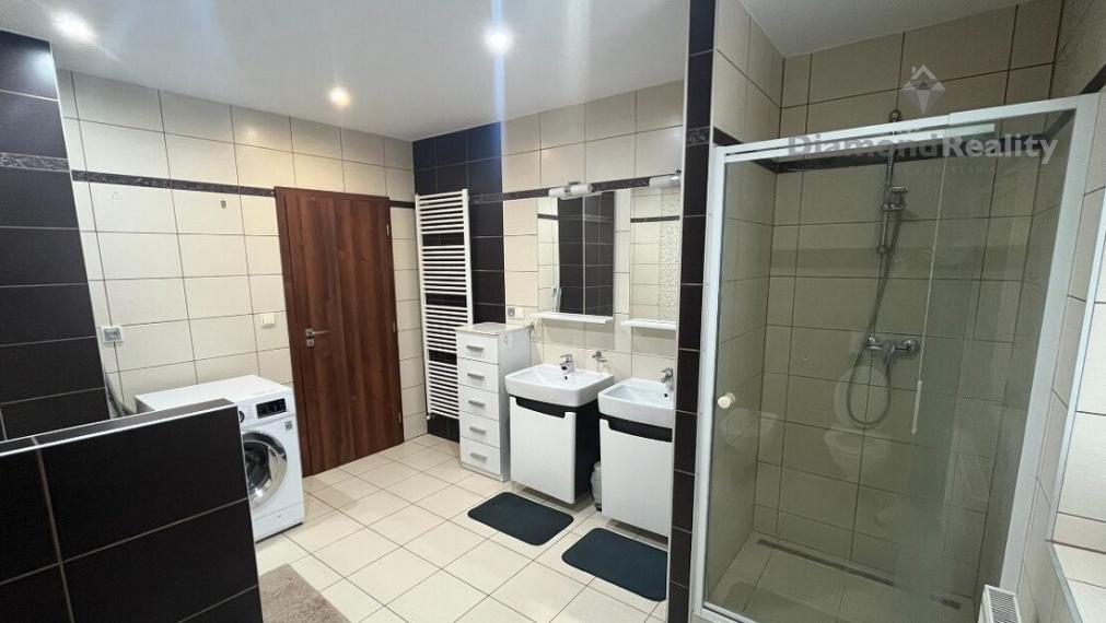 Na prenájom 3 izbový byt v rodinnom dome, Karpatská, Banka