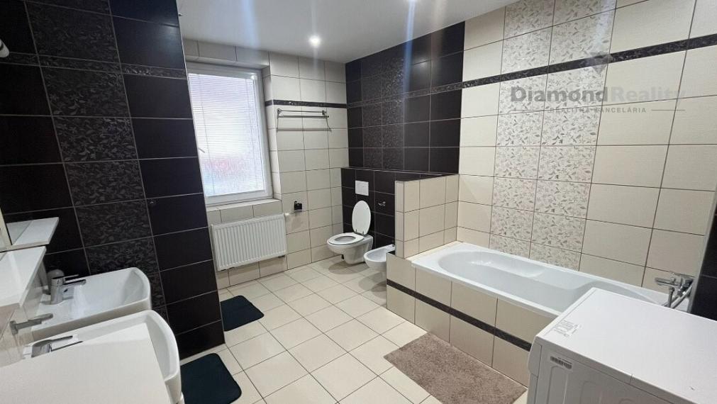 Na prenájom 3 izbový byt v rodinnom dome, Karpatská, Banka