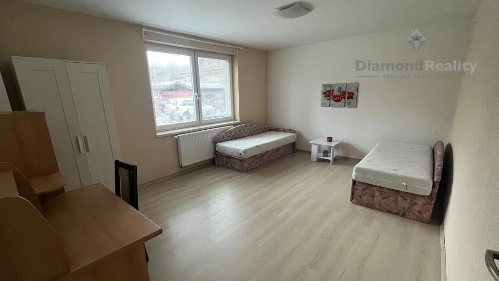 Na prenájom 3 izbový byt v rodinnom dome, Karpatská, Banka