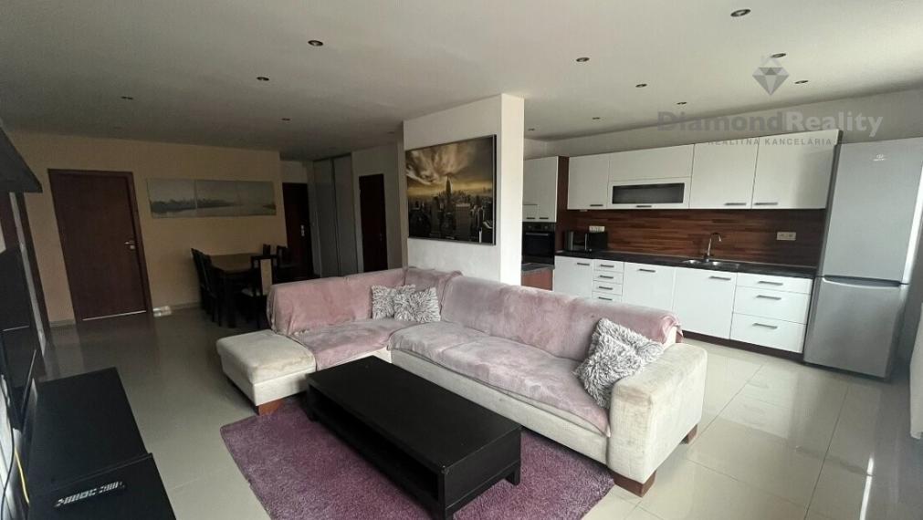 Na prenájom 3 izbový byt v rodinnom dome, Karpatská, Banka