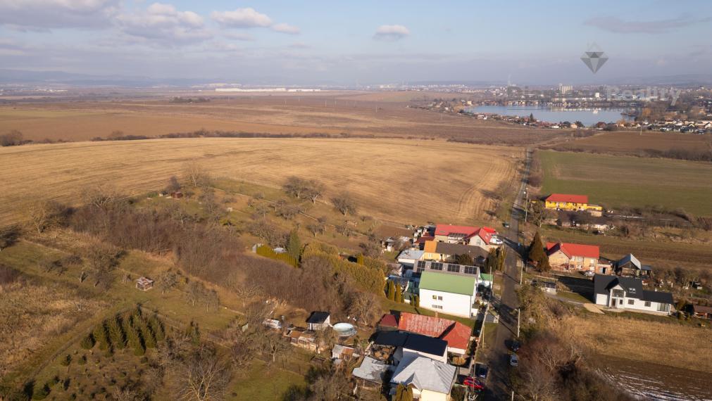 NA PREDAJ KRÁSNY 4 IZBOVÝ RODINNÝ DOM PRIPRAVENÝ NA NASŤAHOVANIE | OBEC GYŇOV