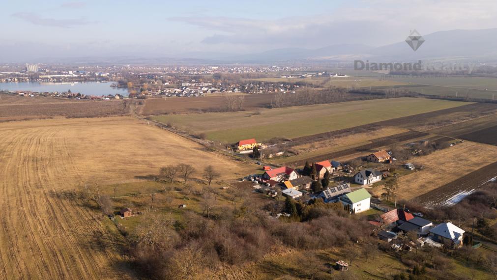 NA PREDAJ KRÁSNY 4 IZBOVÝ RODINNÝ DOM PRIPRAVENÝ NA NASŤAHOVANIE | OBEC GYŇOV