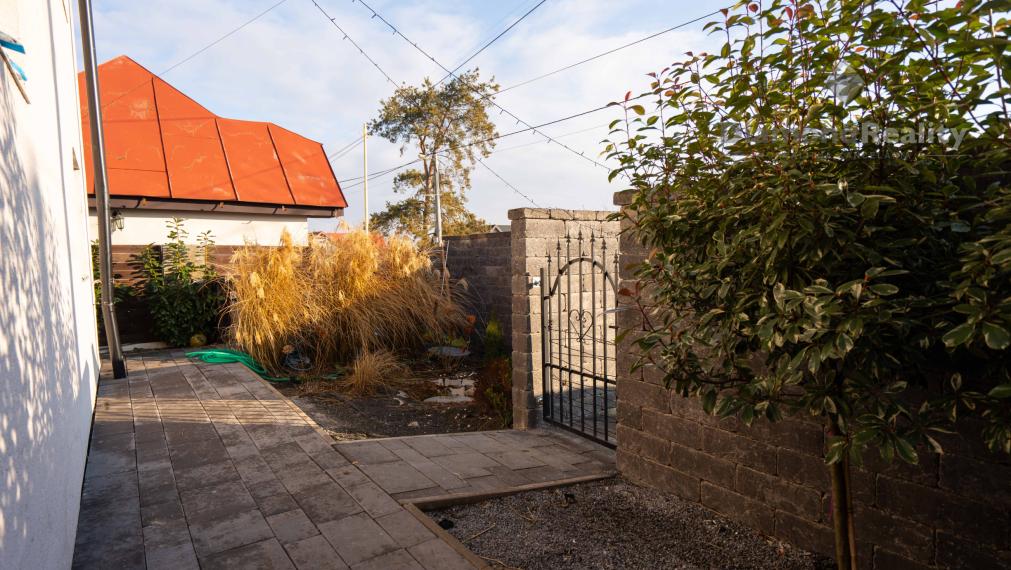 NA PREDAJ KRÁSNY 4 IZBOVÝ RODINNÝ DOM PRIPRAVENÝ NA NASŤAHOVANIE | OBEC GYŇOV