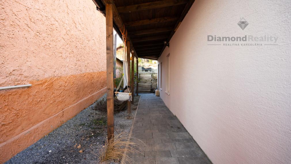 NA PREDAJ KRÁSNY 4 IZBOVÝ RODINNÝ DOM PRIPRAVENÝ NA NASŤAHOVANIE | OBEC GYŇOV