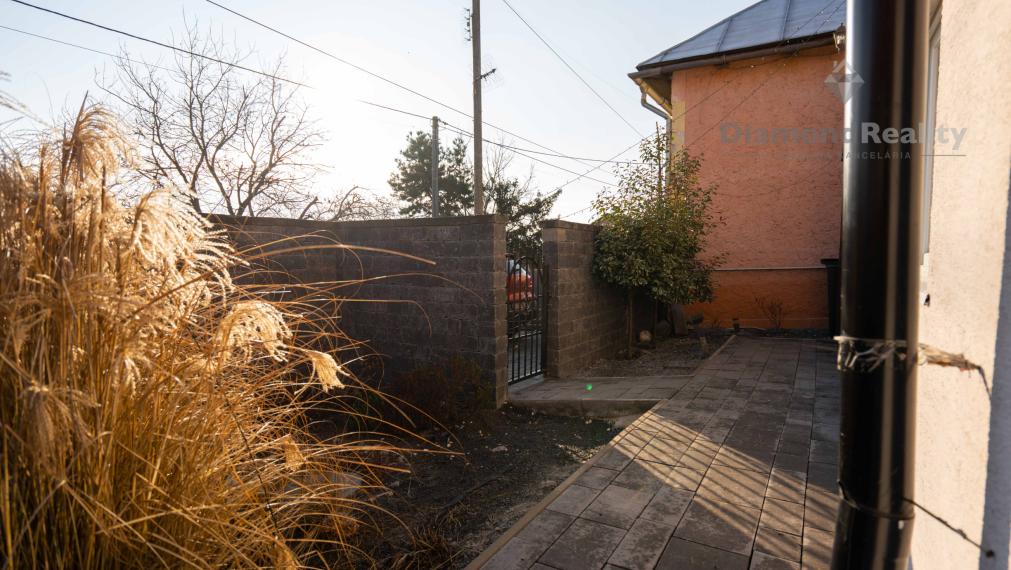 NA PREDAJ KRÁSNY 4 IZBOVÝ RODINNÝ DOM PRIPRAVENÝ NA NASŤAHOVANIE | OBEC GYŇOV