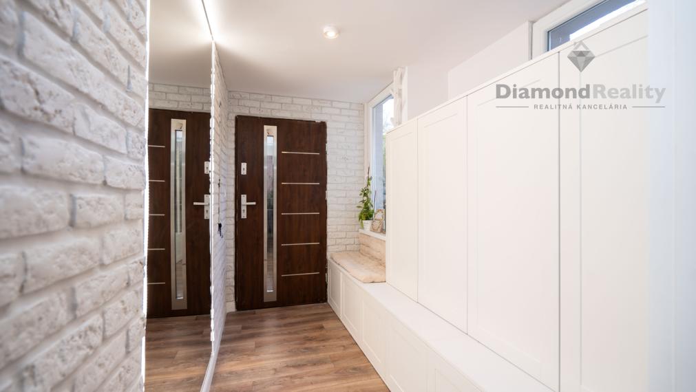 NA PREDAJ KRÁSNY 4 IZBOVÝ RODINNÝ DOM PRIPRAVENÝ NA NASŤAHOVANIE | OBEC GYŇOV