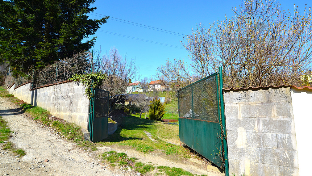 TOP Košice - Chata s krásnym pozemkom, elektrina, pitná voda