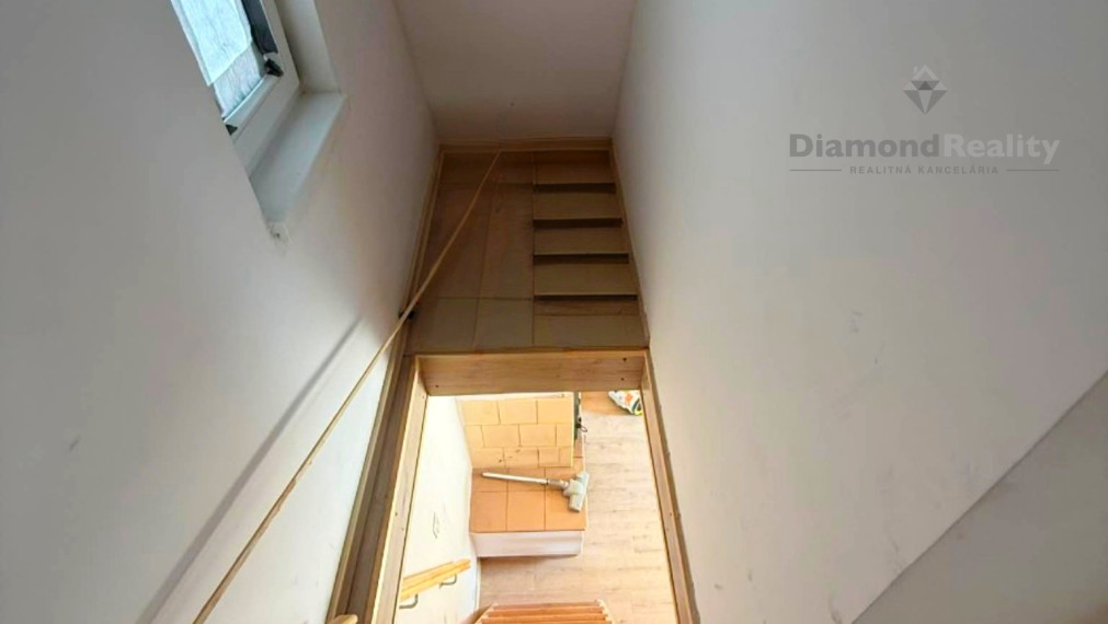 Na predaj murovaná chata , obec Šemša ,Košice  -  Okolie