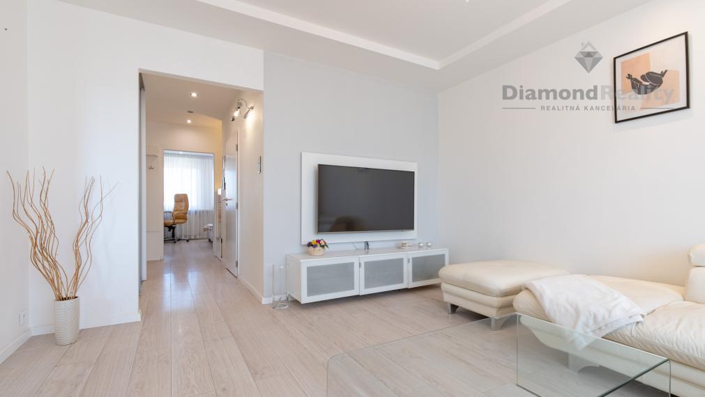 NA PRENÁJOM KRÁSNY 2 IZBOVÝ BYT S LOGGIOU | TERASA - TRI HÔRKY