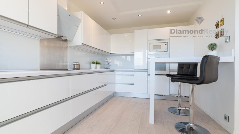 NA PRENÁJOM KRÁSNY 2 IZBOVÝ BYT S LOGGIOU | TERASA - TRI HÔRKY