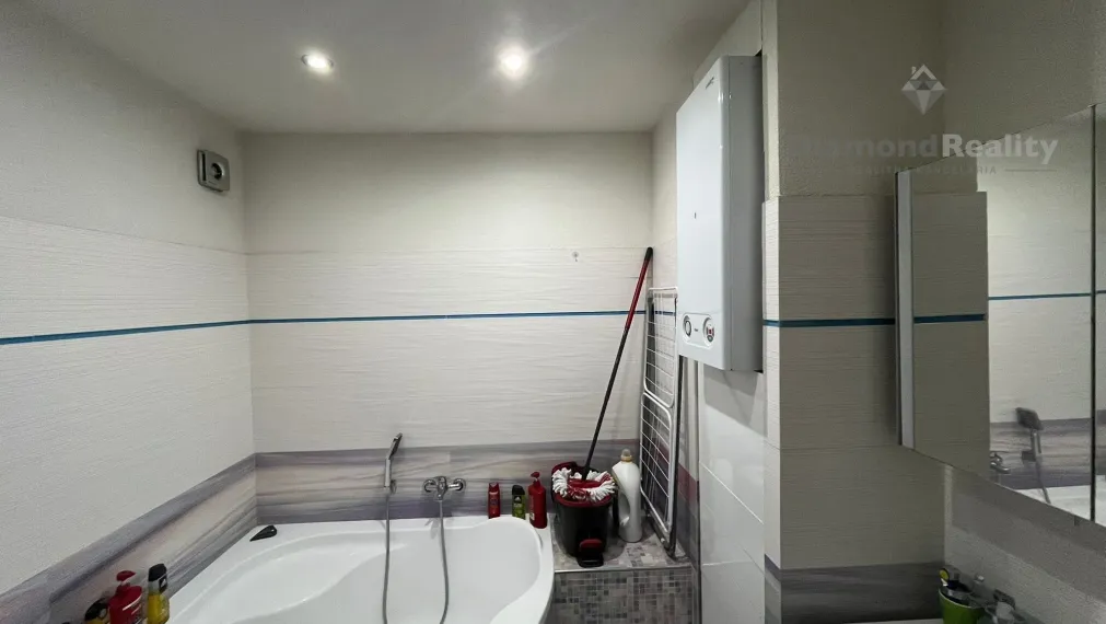 Na predaj veľký 3 izbový byt s balkónom, Kúpeľné nám., Sereď