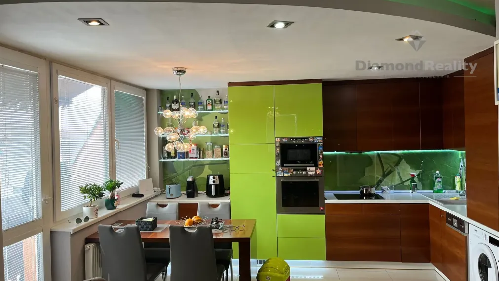 Na predaj veľký 3 izbový byt s balkónom, Kúpeľné nám., Sereď