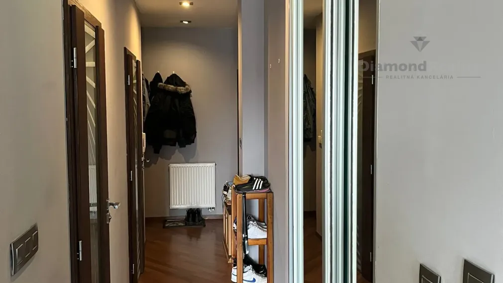 Na predaj veľký 3 izbový byt s balkónom, Kúpeľné nám., Sereď