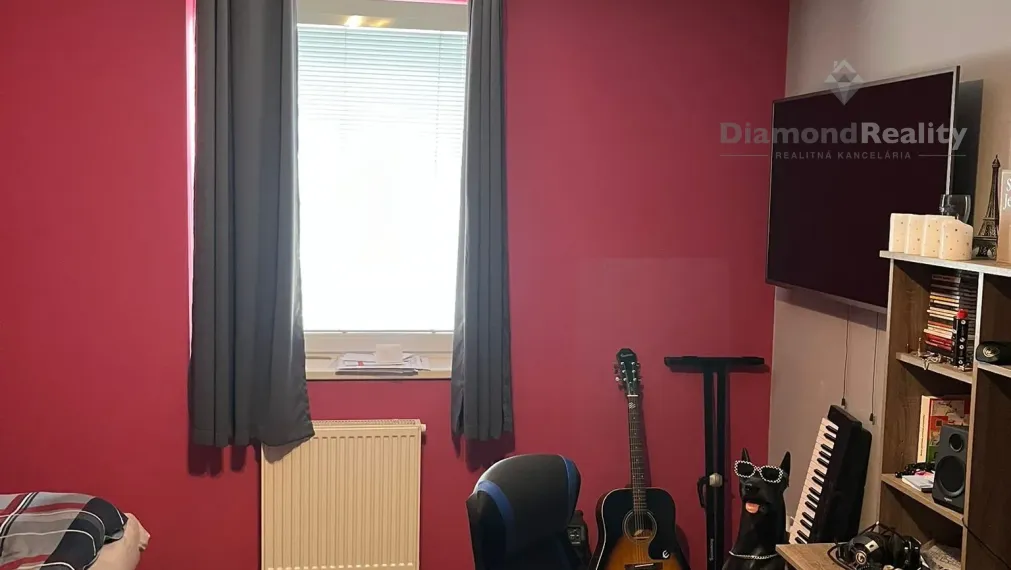 Na predaj veľký 3 izbový byt s balkónom, Kúpeľné nám., Sereď